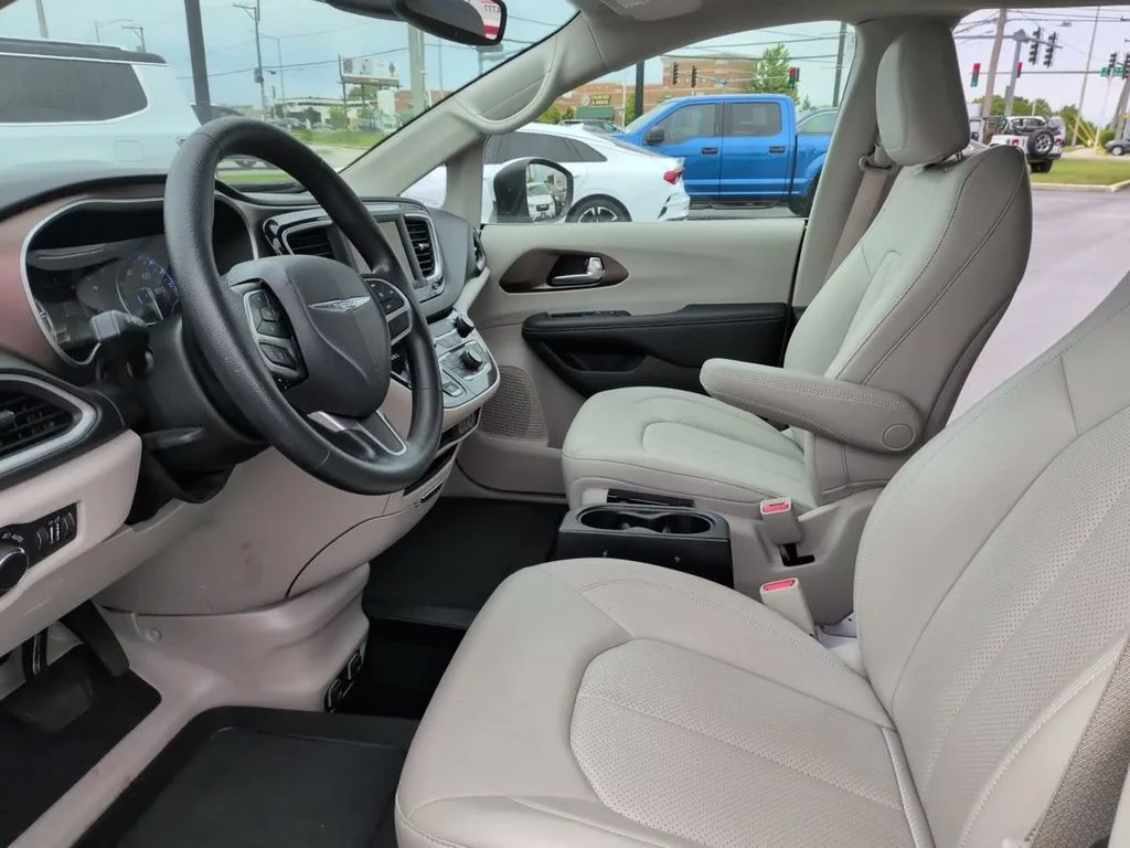 Used 2021 White Chrysler LXI image 17