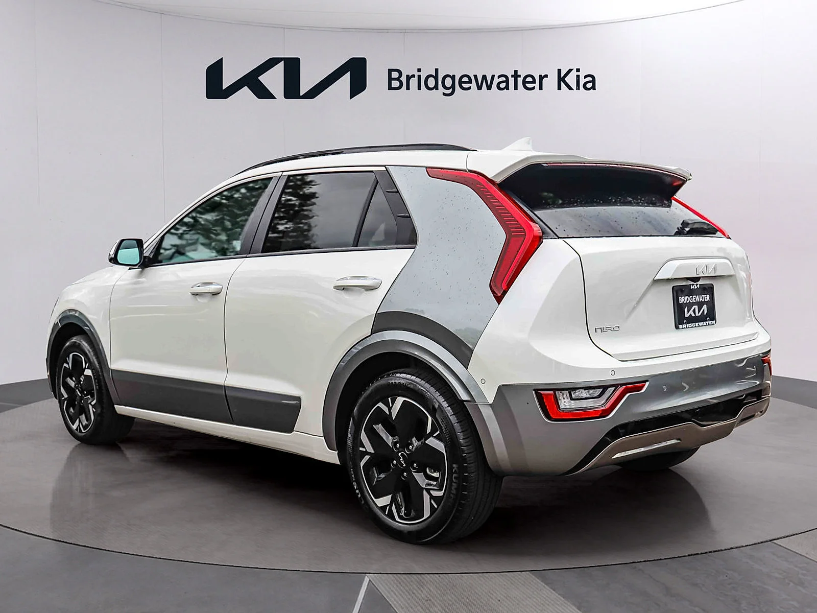 Certified Used 2025 Snow White Pearl Kia Wave image 4