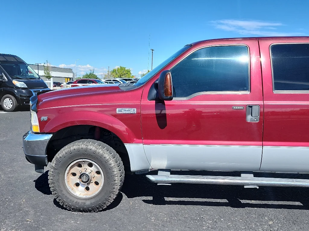 Used 2004 Red Ford  image 10