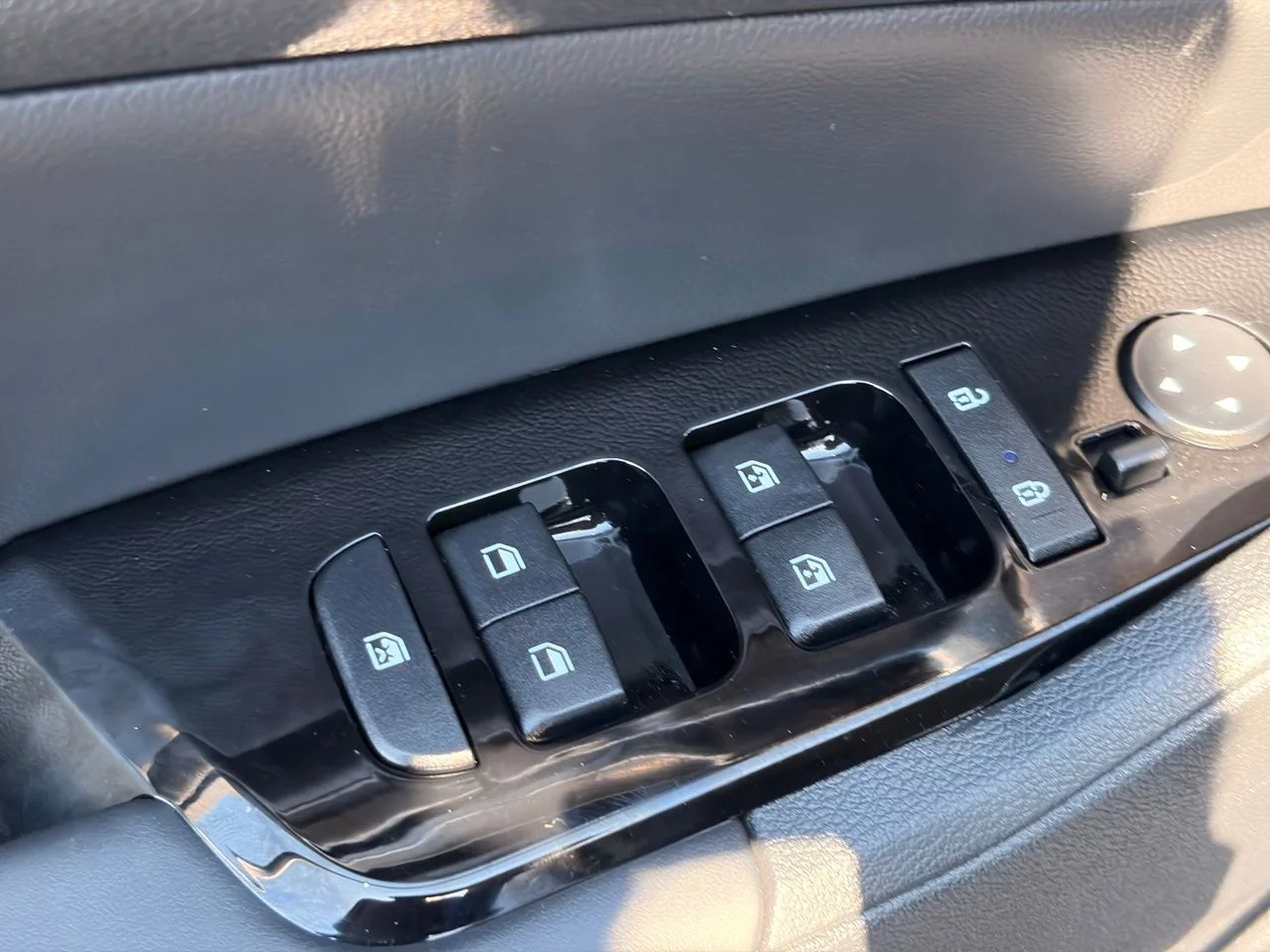 Used 2025 Glacial White Pearl Kia EX image 19