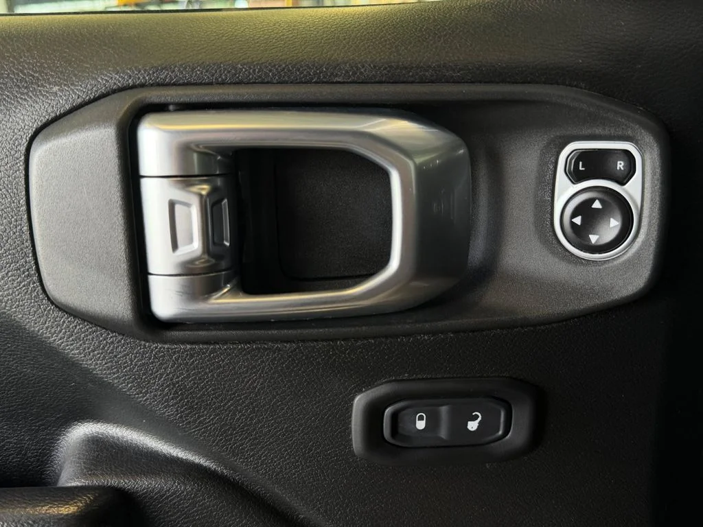 Used 2019 Silver Jeep Unlimited Sport Altitude image 29