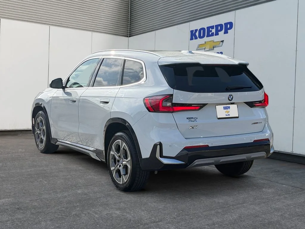 Used 2025 White BMW xDrive28i image 3