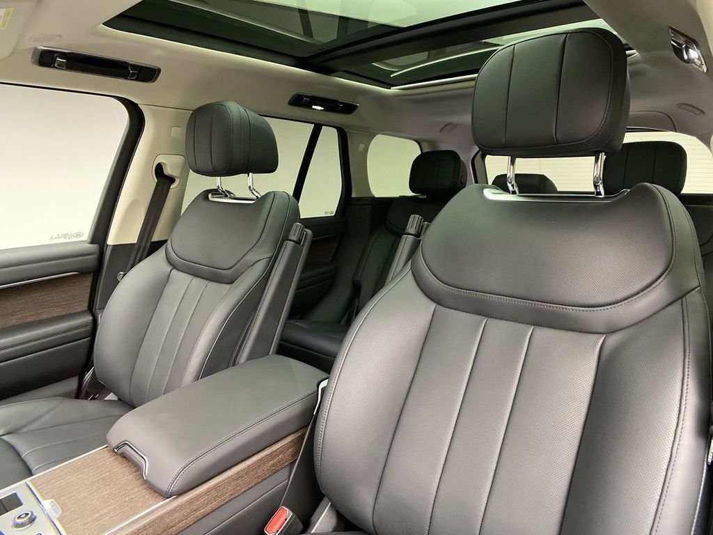 Used 2023  Land Rover SE image 15