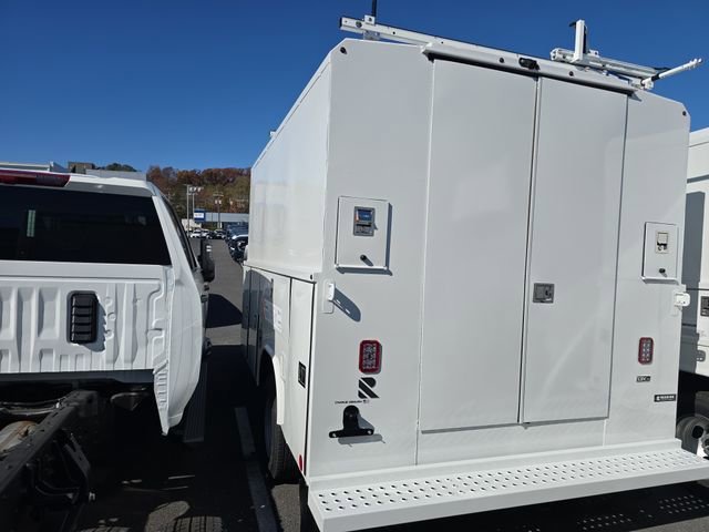 2025 Chevrolet Express Cutaway 3500 photo 2