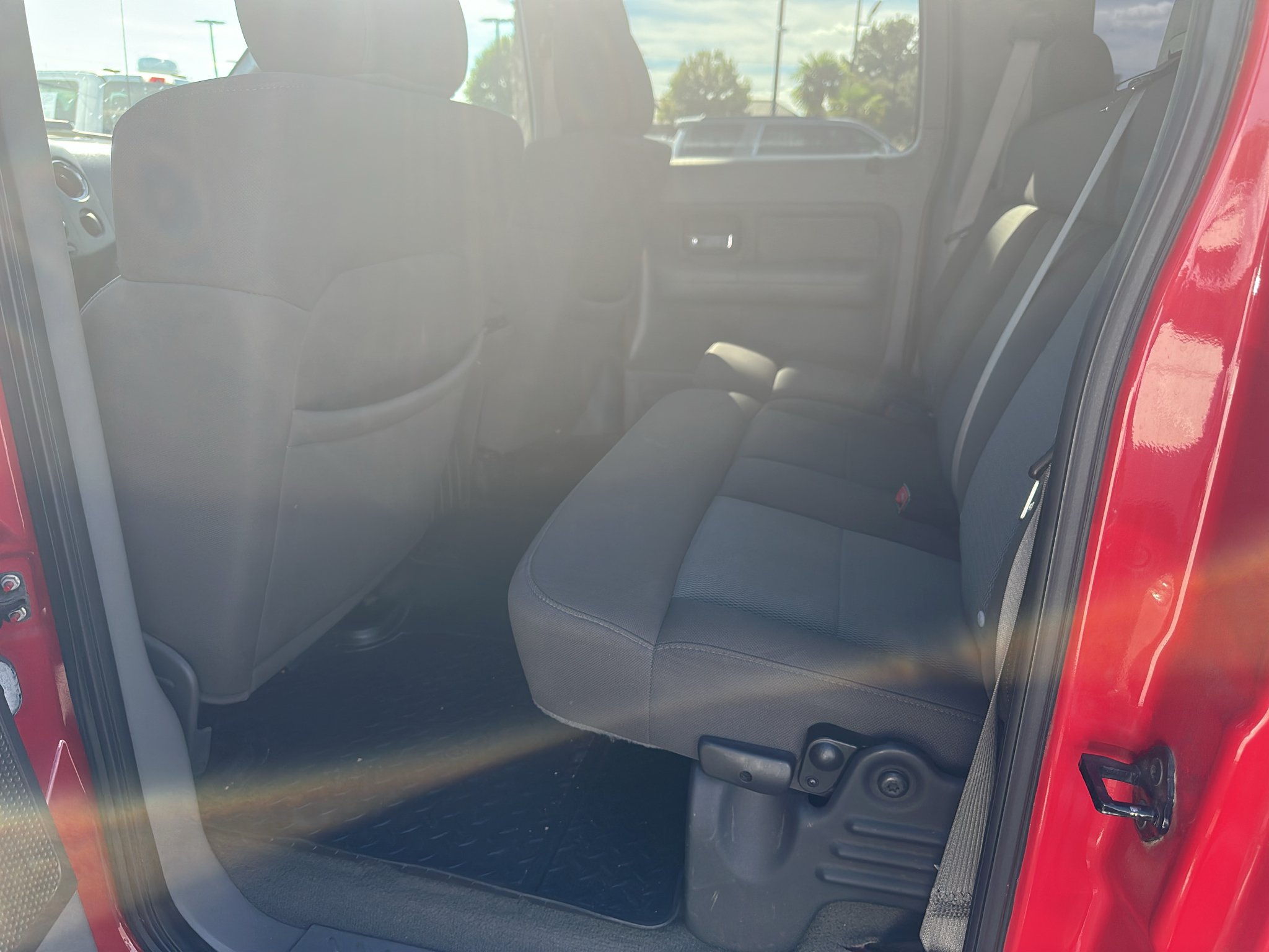 Used 2006 Red Ford SuperCrew 139" XLT 4WD image 4