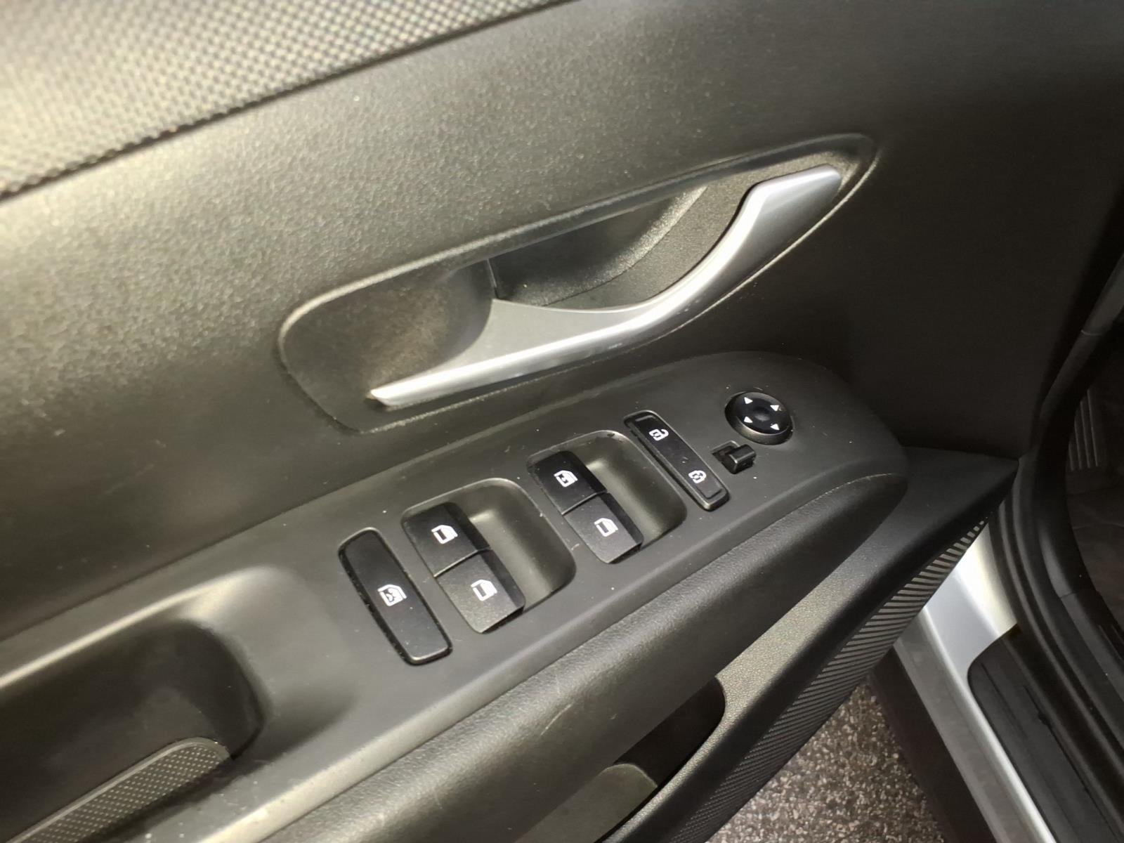 Used 2022 Shimmering Silver Hyundai SE image 11
