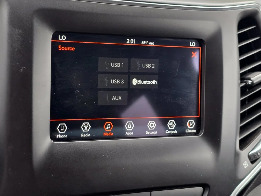 Used 2019 Gray Jeep Latitude Plus image 39