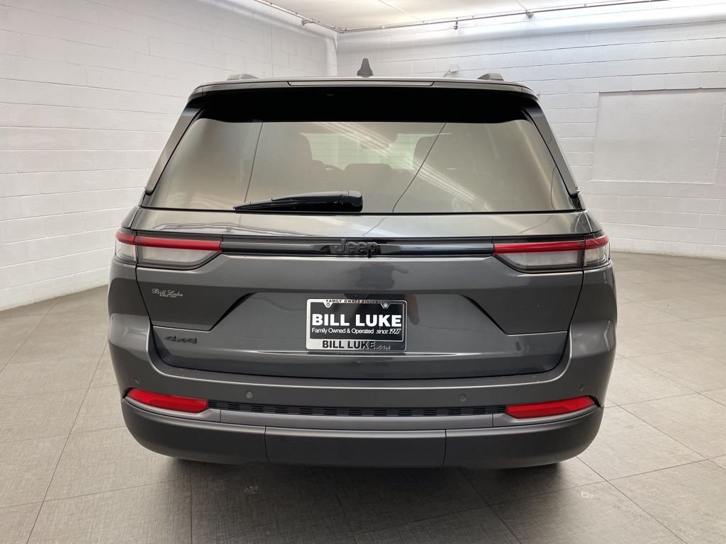 New 2026 Baltic Gray Metallic Clear-Coat Exterior Paint Jeep Altitude image 4