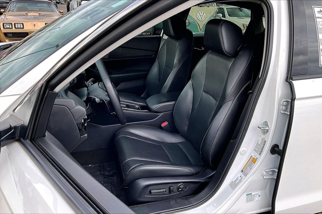 Used 2024 Platinum White Pearl Honda EX-L image 23