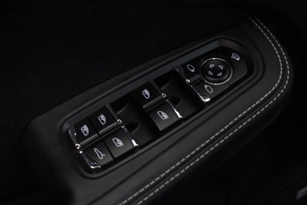 Used 2025  Porsche  image 15