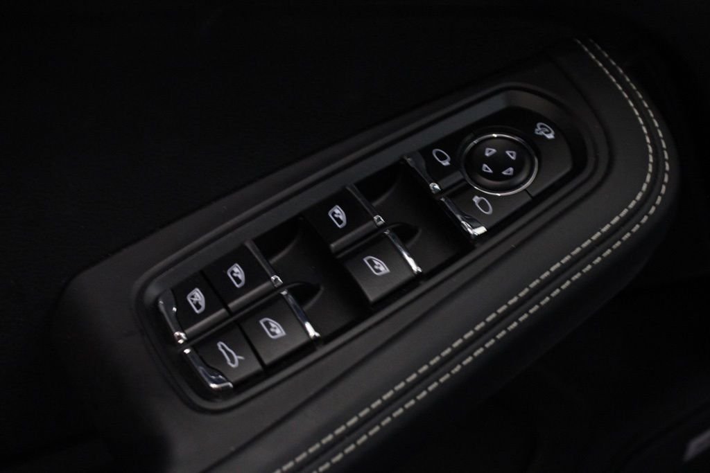 Used 2025  Porsche  image 15