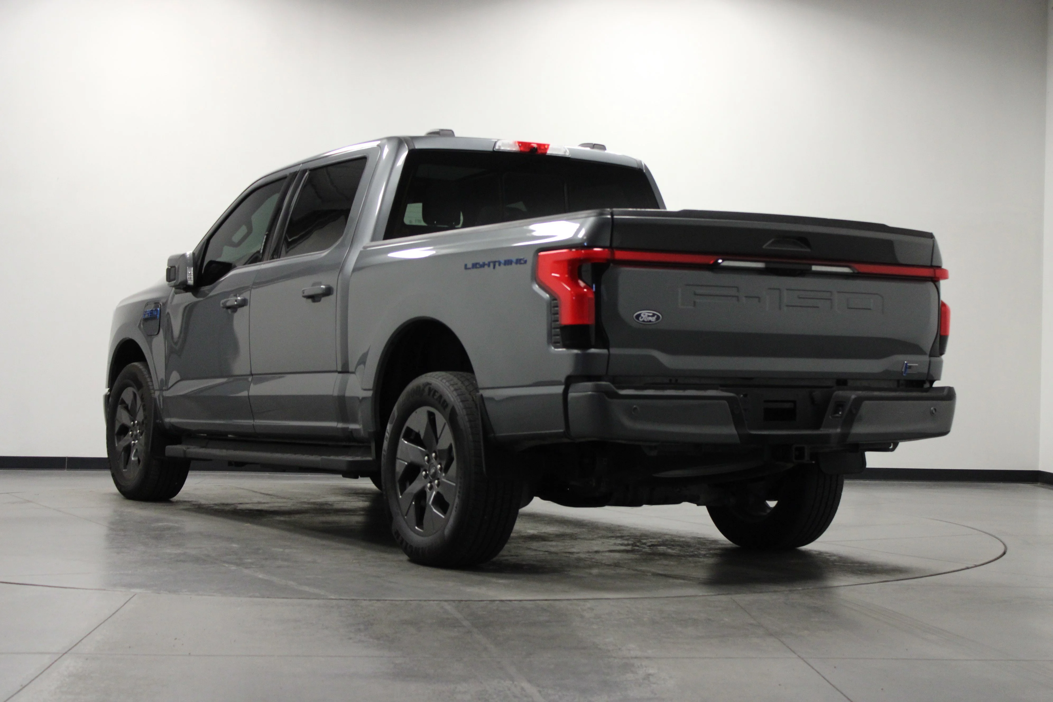 Used 2024 Carbonized Gray Metallic Ford Lariat image 6