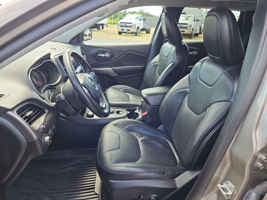Used 2020 Light Brownstone Pearlcoat Jeep Latitude Plus image 21
