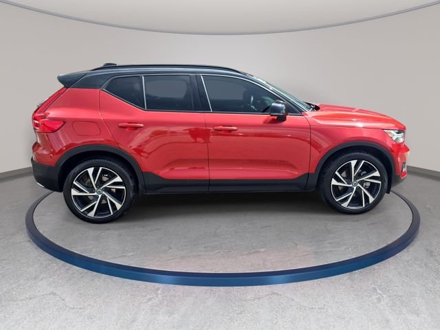 Used 2019 Red Volvo R-Design image 5