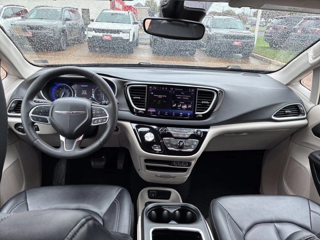 Used 2024 Silver Chrysler Touring L image 13