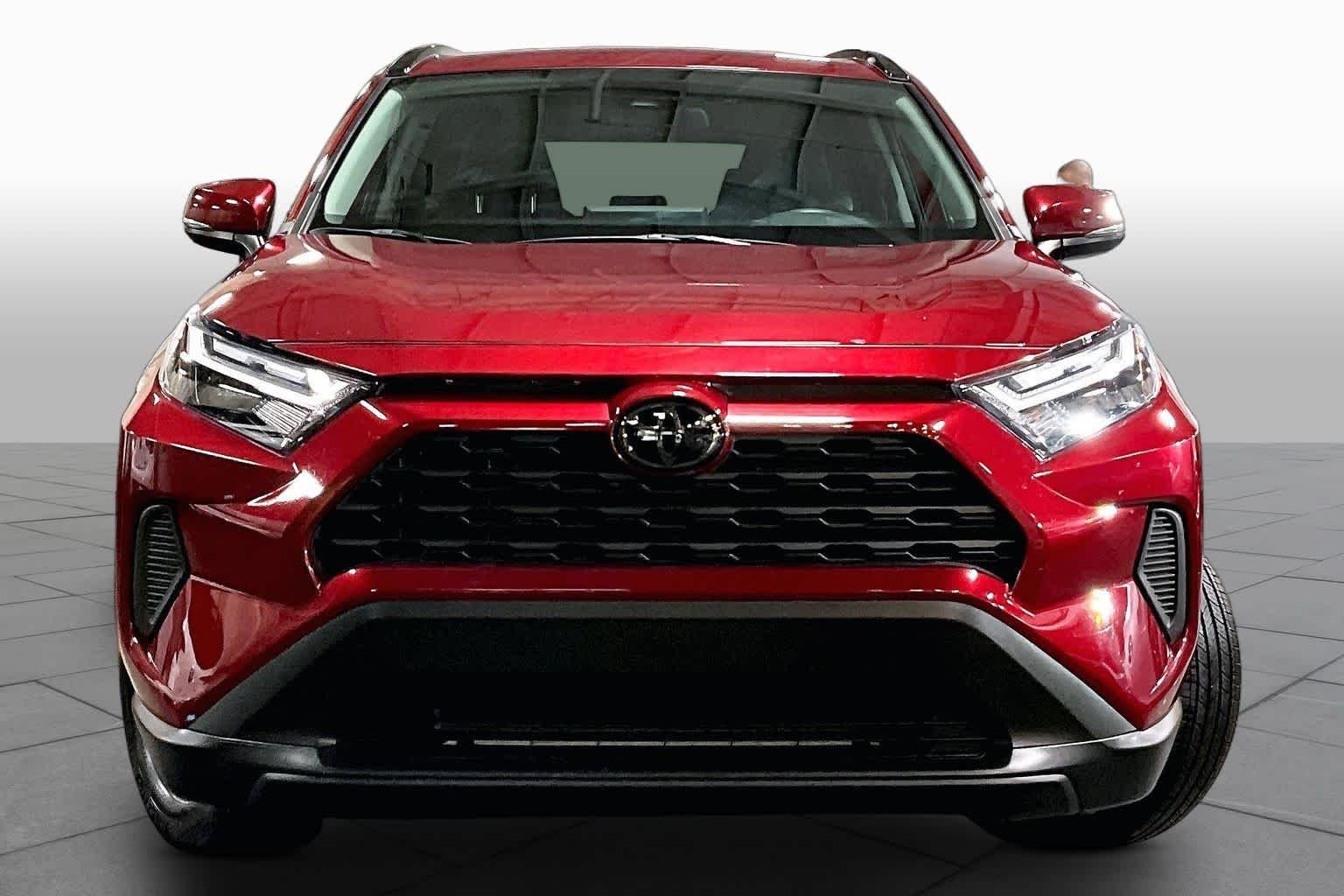 Used 2025 Ruby Flare Pearl Toyota XLE image 4