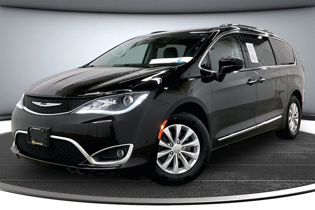 Used 2018 Red Chrysler Touring L image 3