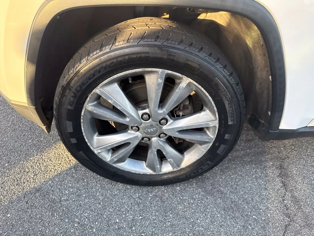 Used 2013 White Jeep Laredo image 9