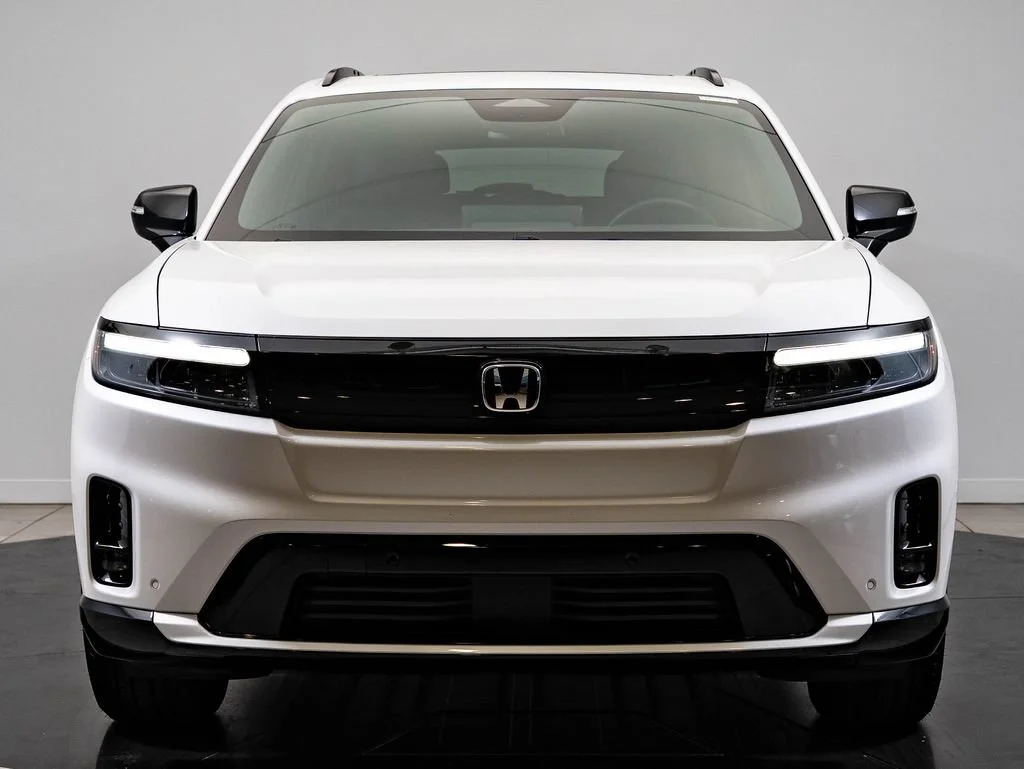 Used 2025 Snowfall Pearl Honda Touring image 2