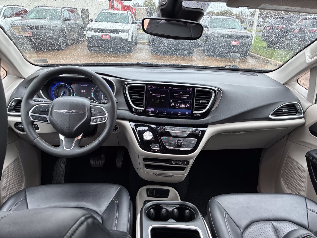 Used 2024 Silver Chrysler Touring L image 13