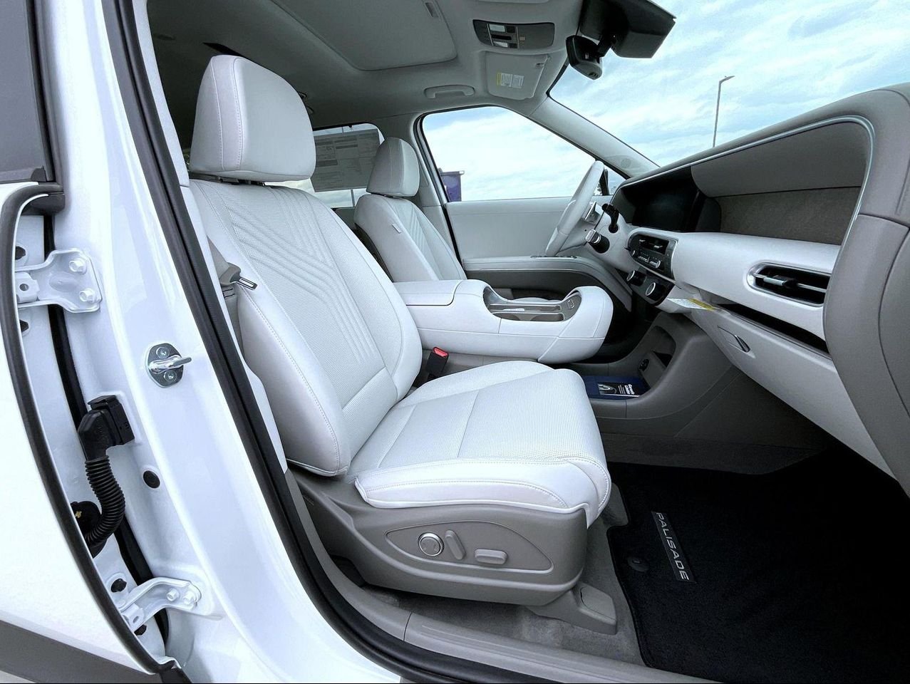 New 2026 White Hyundai SEL Premium image 16