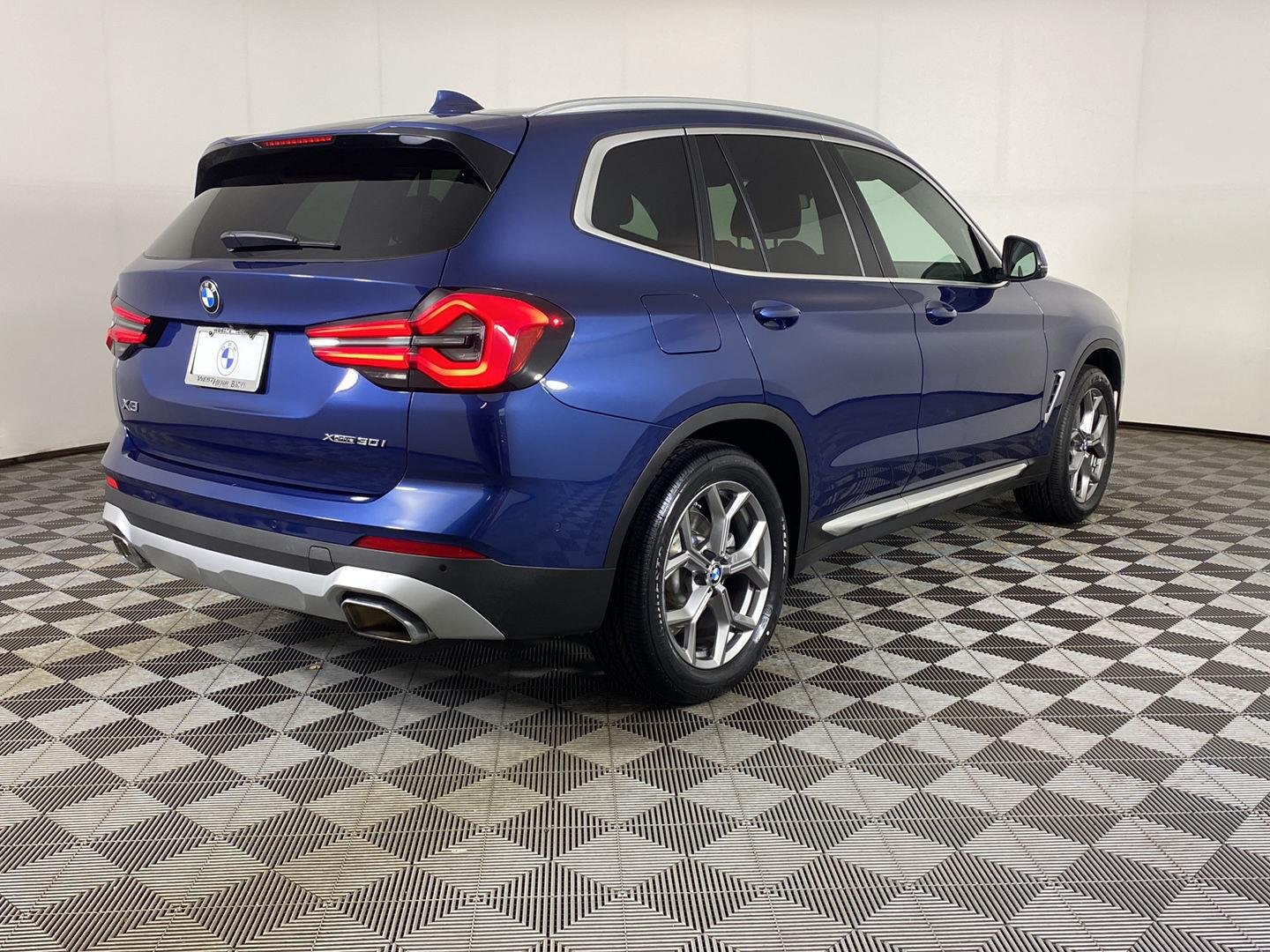 Used 2024 Phytonic Blue Metallic BMW xDrive30i image 5
