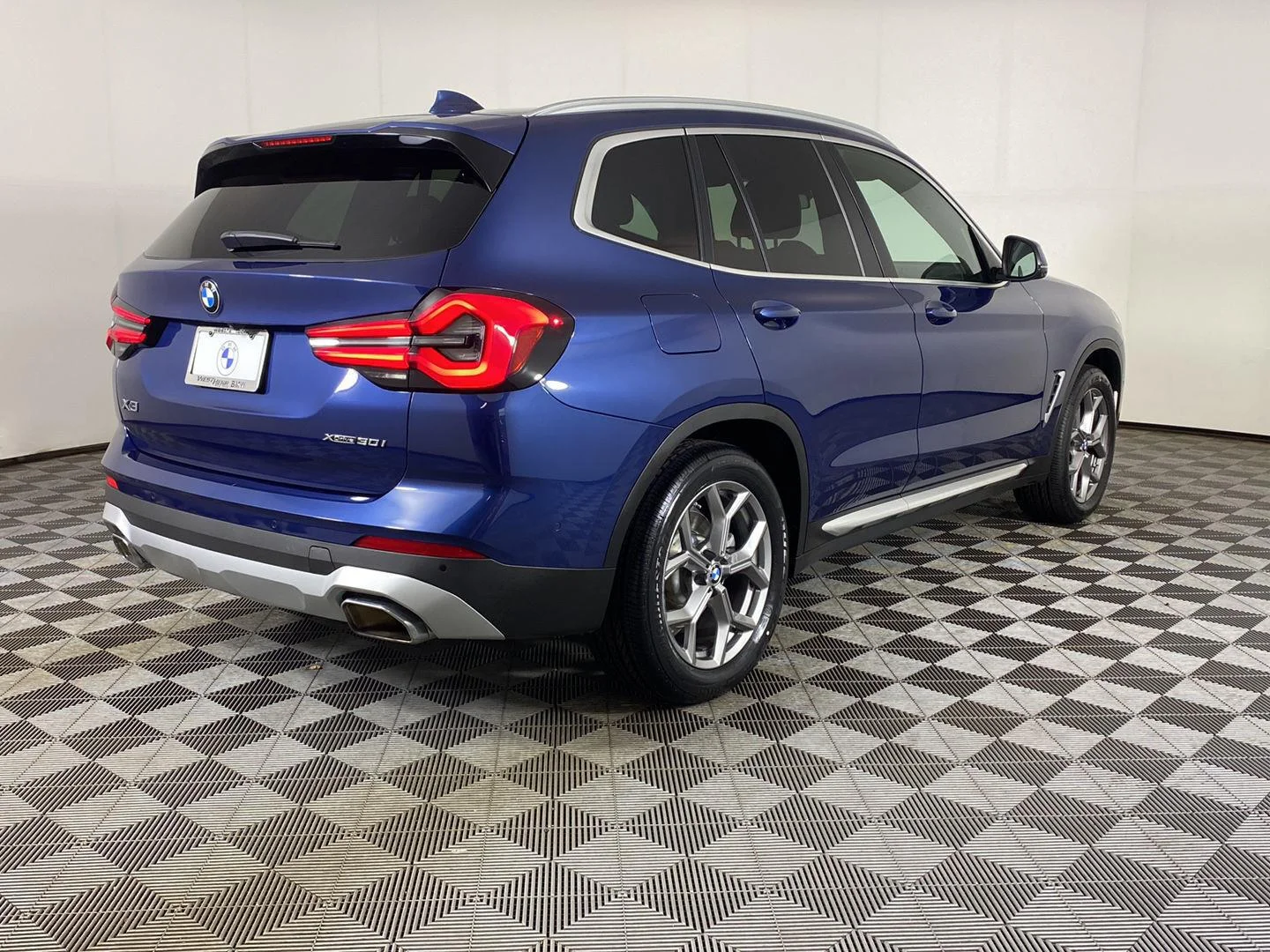 Used 2024 Phytonic Blue Metallic BMW xDrive30i image 5