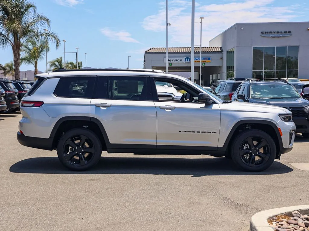 New 2026 Silver Zynith Exterior Paint Jeep Limited image 2
