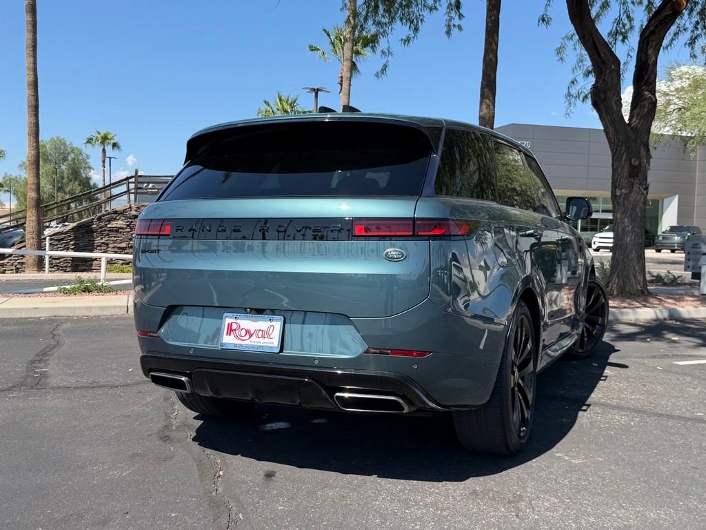Used 2023 Green Land Rover SE Dynamic image 7