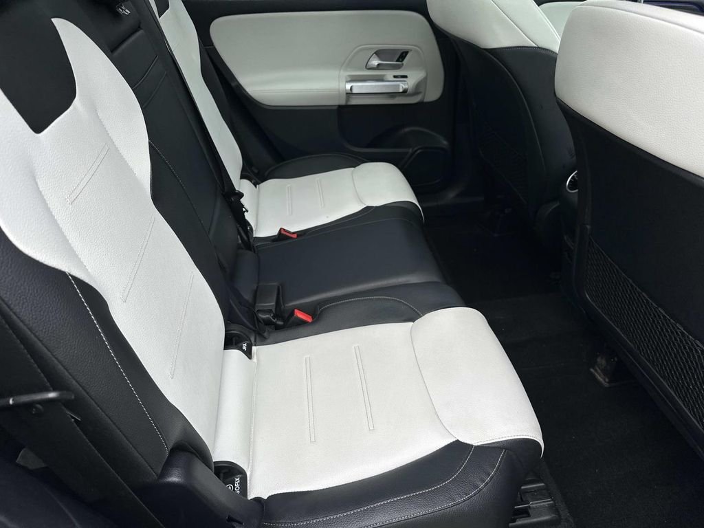 Used 2023  Mercedes-Benz GLB 250 image 13