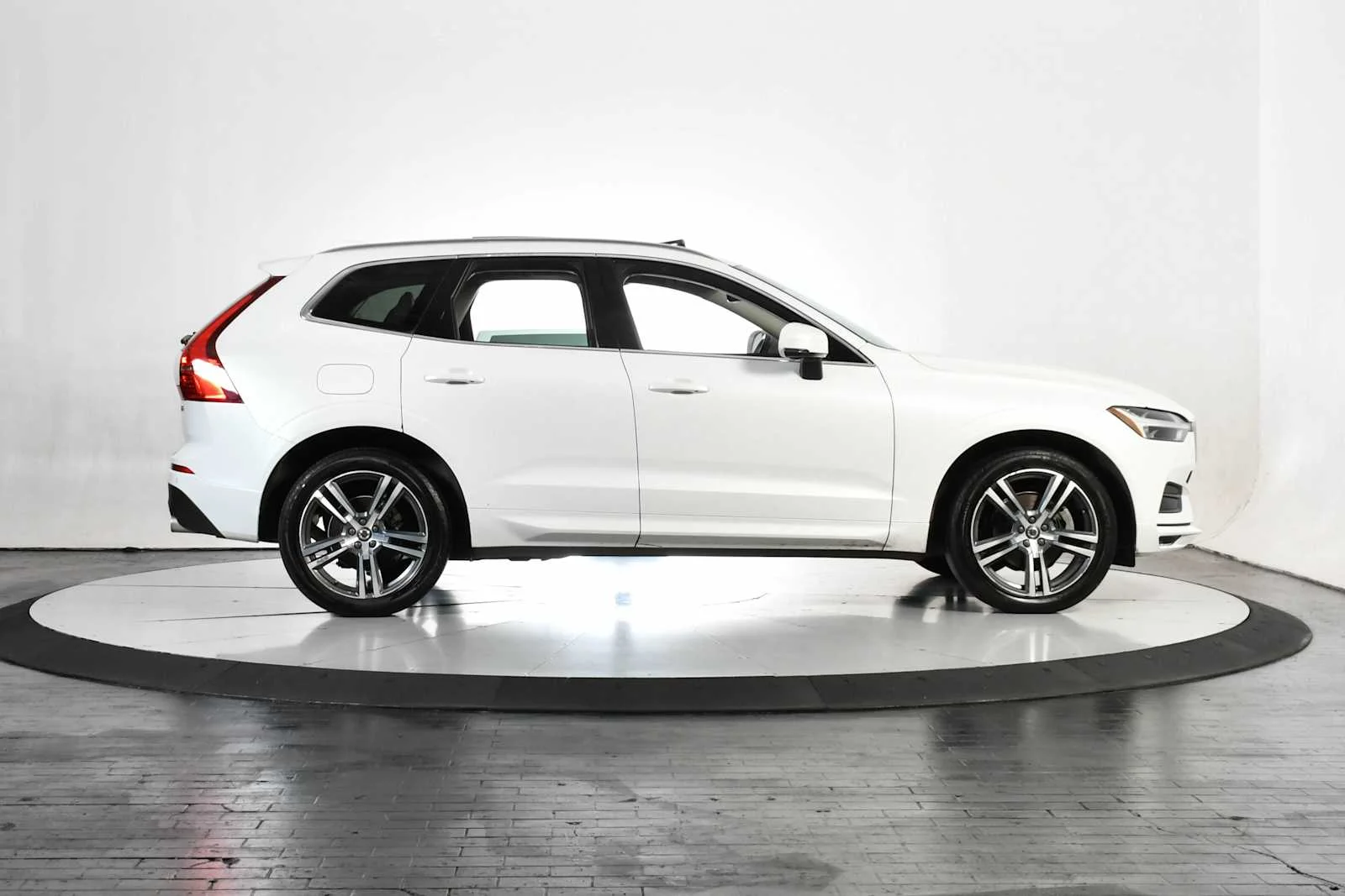Used 2021 Crystal White Metallic Volvo Momentum image 6