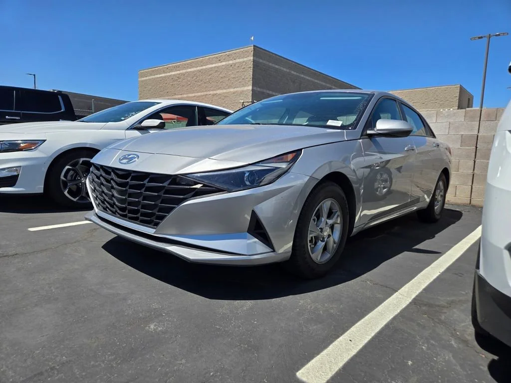 Used 2022 Shimmering Silver Hyundai SE image 2