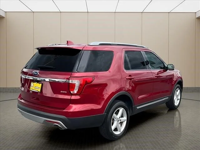 Used 2017 Red Ford XLT image 3