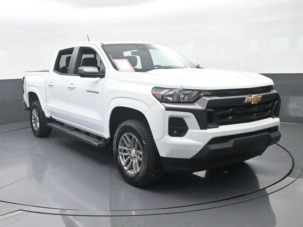 Used 2023 Summit White Chevrolet LT image 9