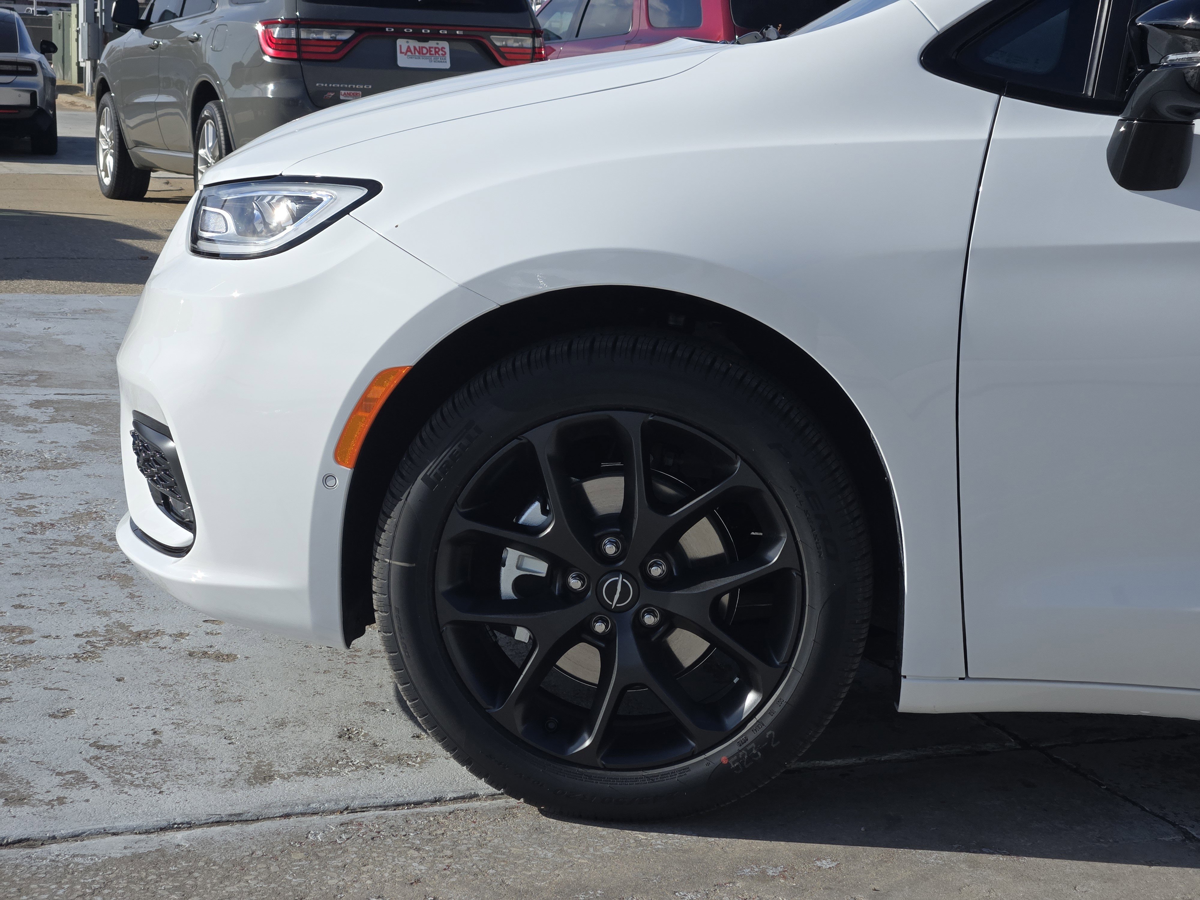 New 2026 Bright White Clear-Coat Exterior Paint Chrysler Select image 5