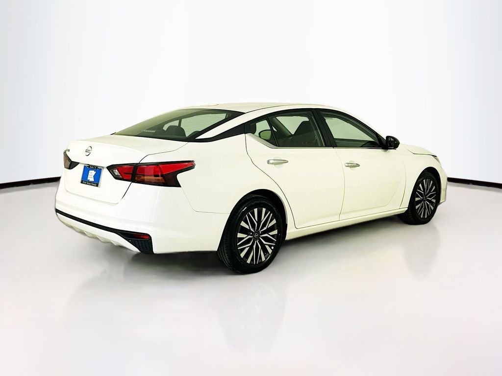 Used 2025 Glacier White Nissan 2.5 SV image 7
