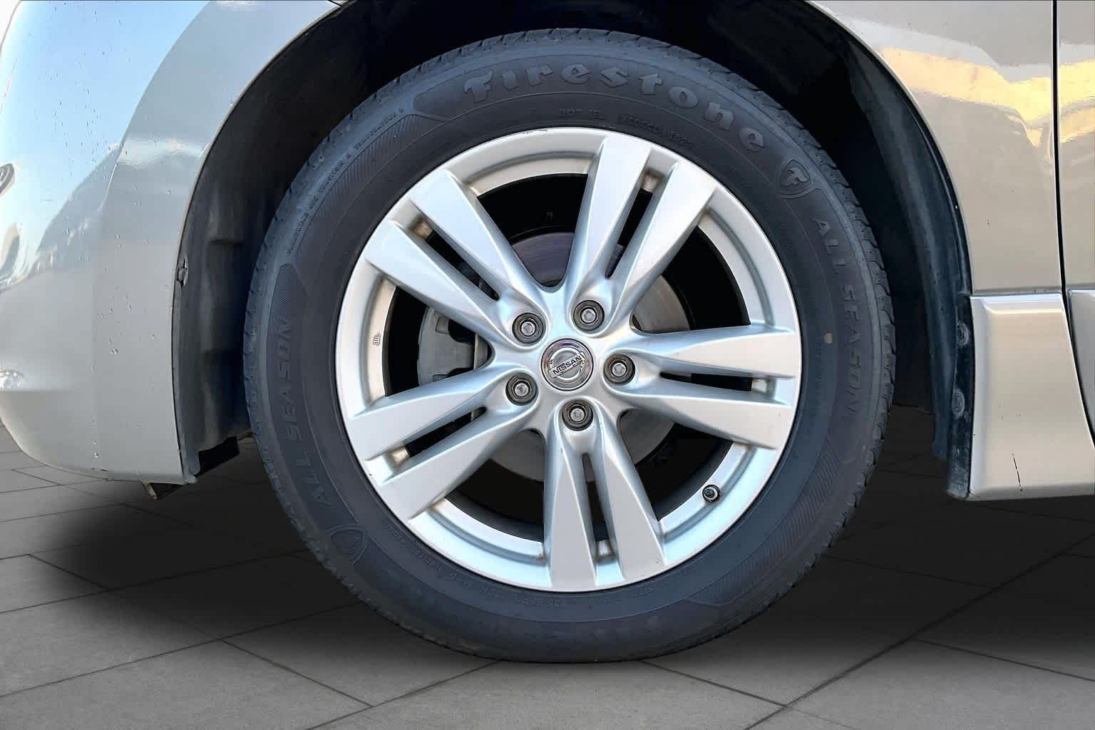 Used 2011 Platinum Graphite Nissan SL image 10