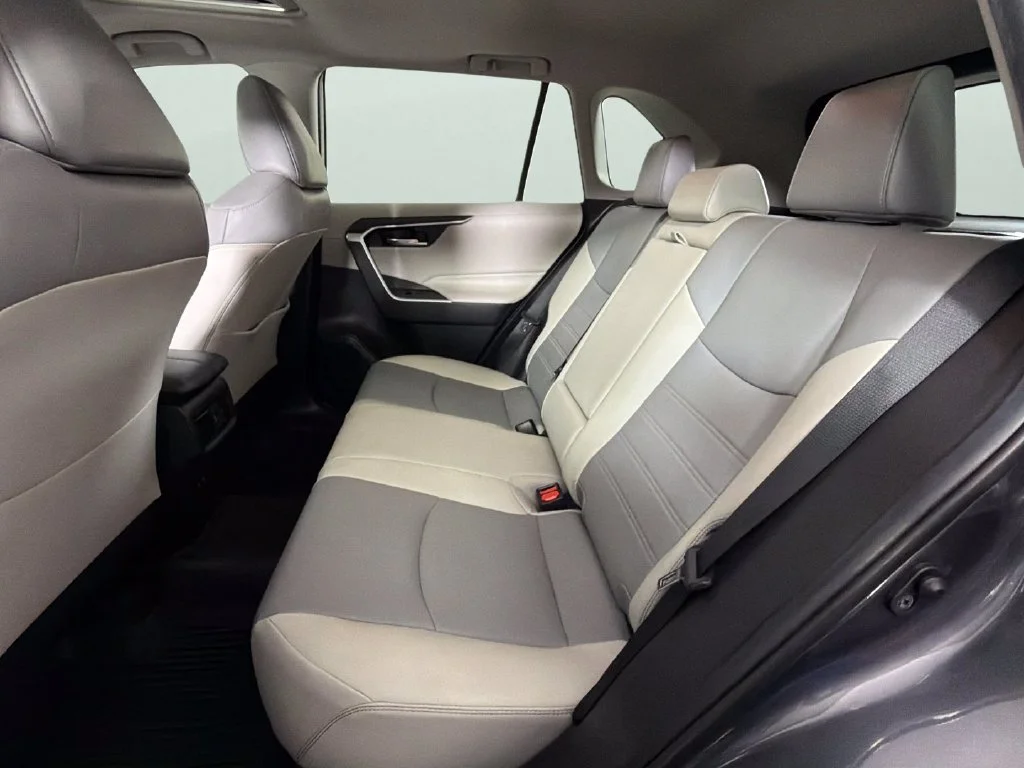 Used 2020  Toyota XLE Premium image 28