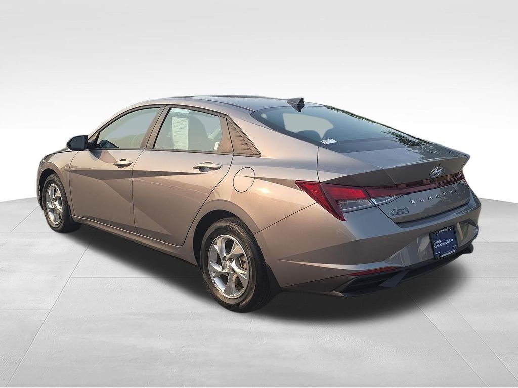 Used 2023 Silver Hyundai SE image 4