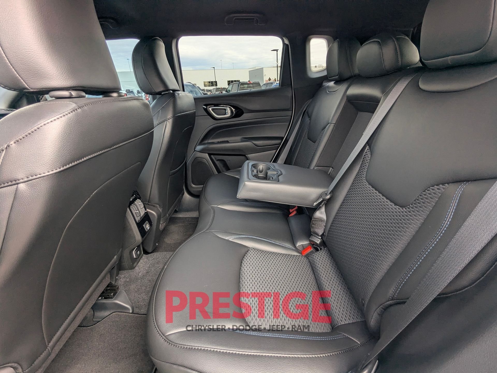 New 2026 Bright White Clear-Coat Exterior Paint Jeep Latitude image 26