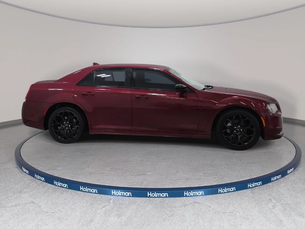 Used 2018 Velvet Red Pearlcoat Chrysler Touring image 5