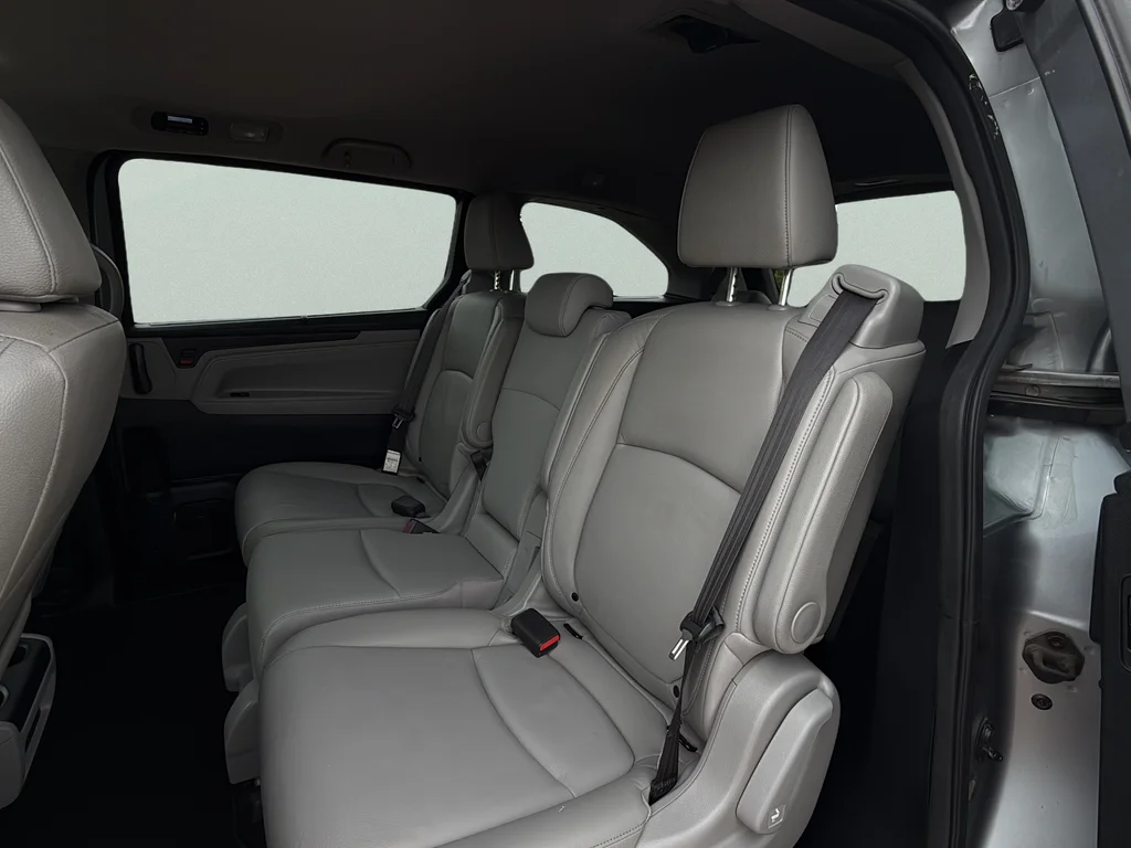 Used 2019 Silver Honda EX-L image 29