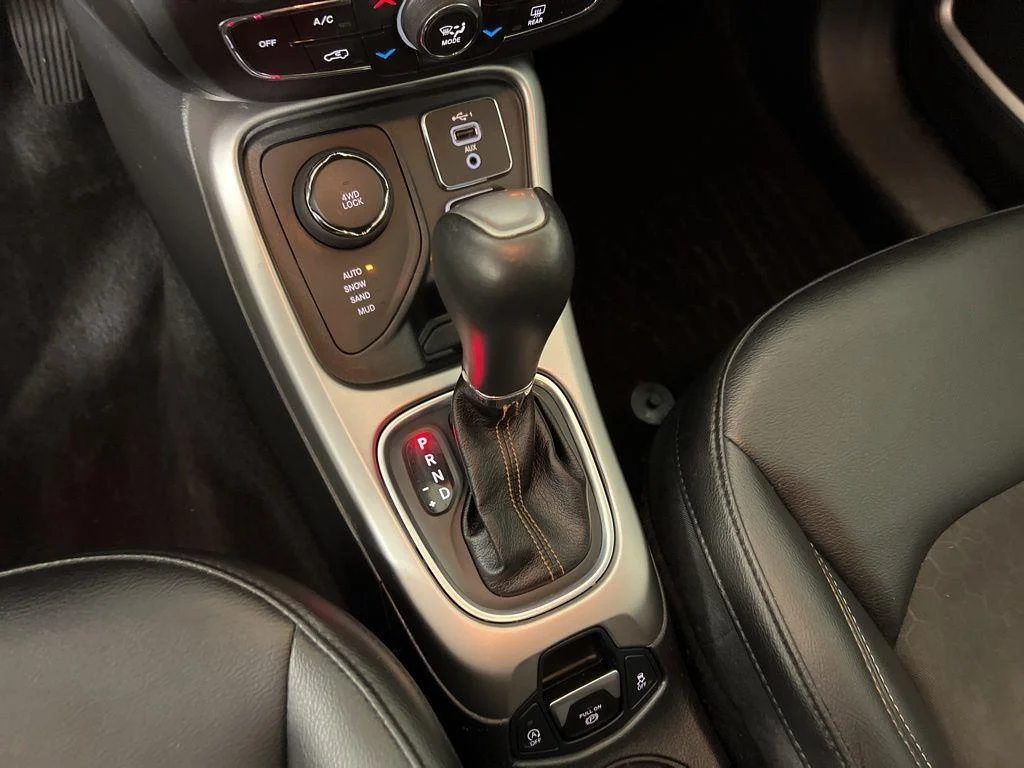 Used 2019 White Clearcoat Jeep Latitude image 20