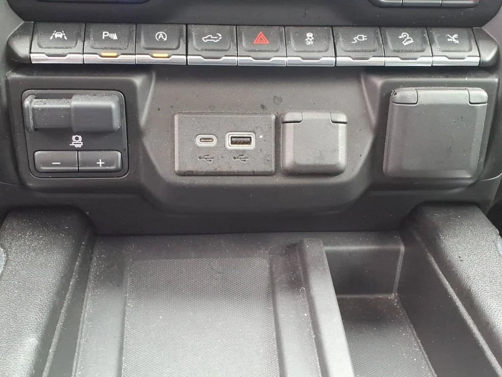 Used 2020 White GMC Denali image 31