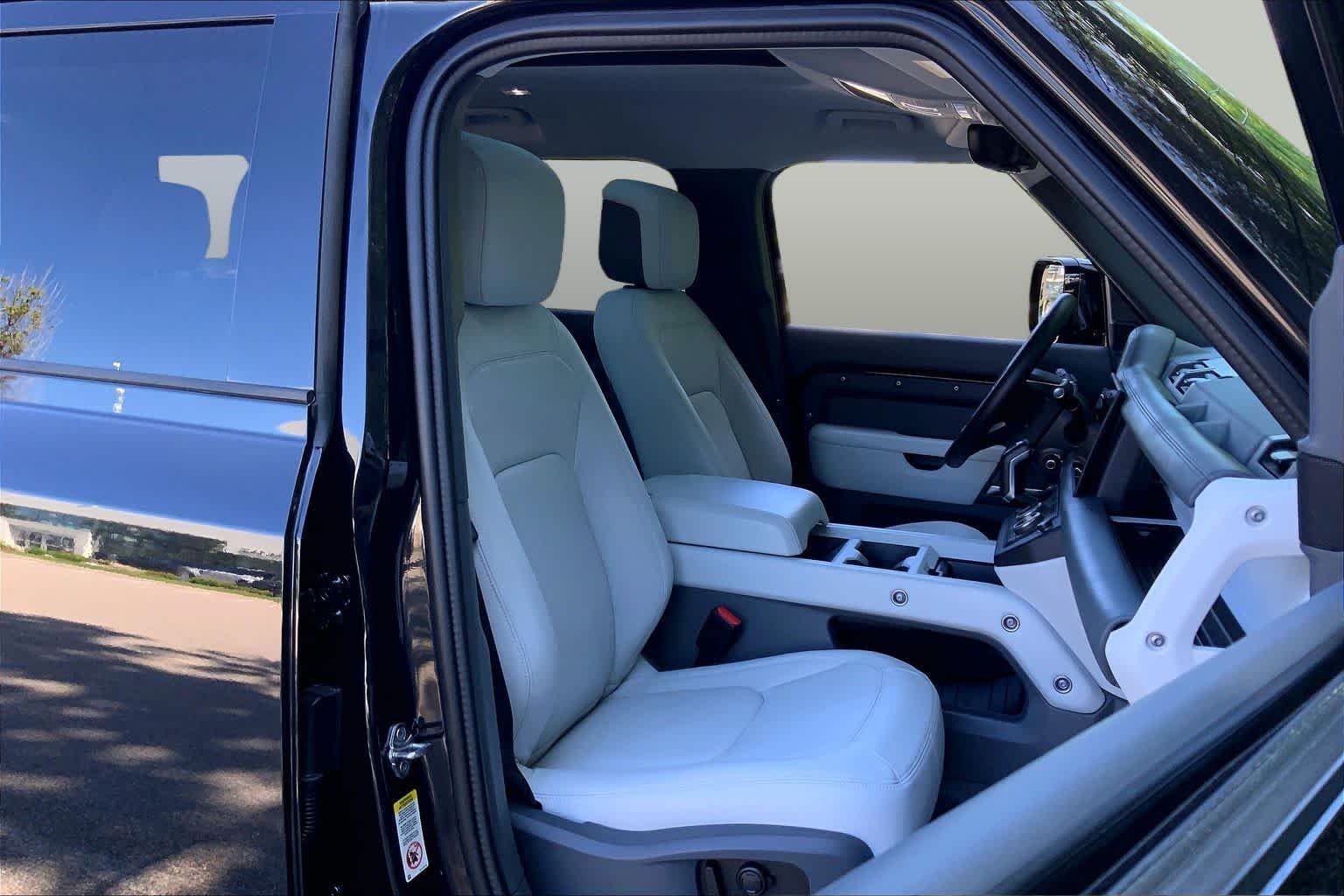 Used 2025 Santorini Black Metallic Land Rover S image 8