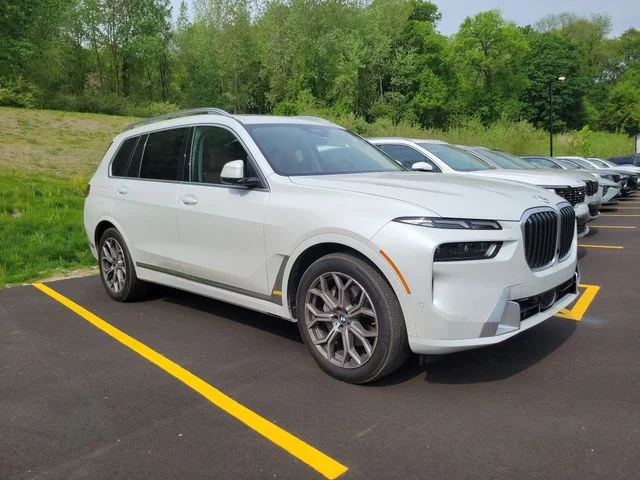 2023 BMW X7 xDrive40i's photo