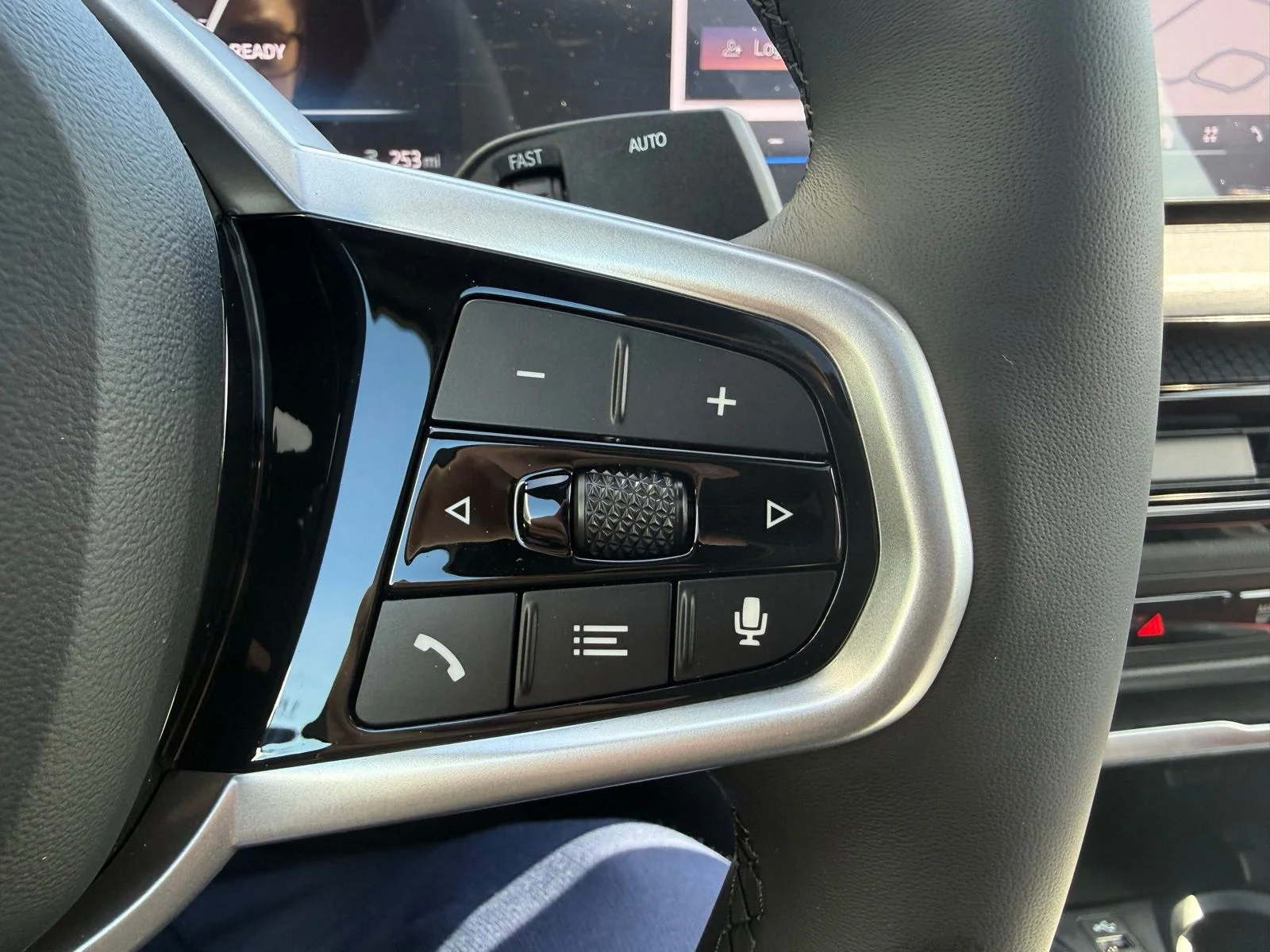 New 2026 Mineral White Metallic BMW xDrive40 image 25