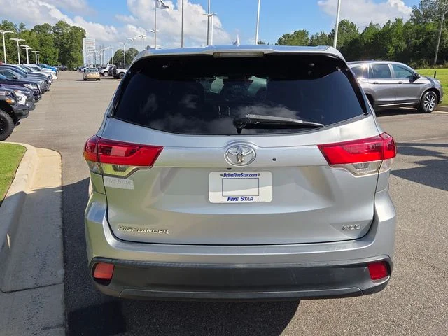 Used 2017 Silver Toyota XLE image 13
