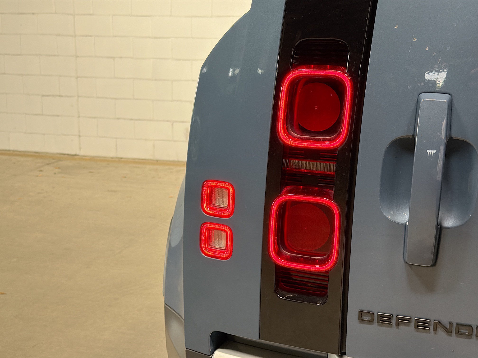 Used 2023 Tasman Blue Metallic Land Rover S image 11