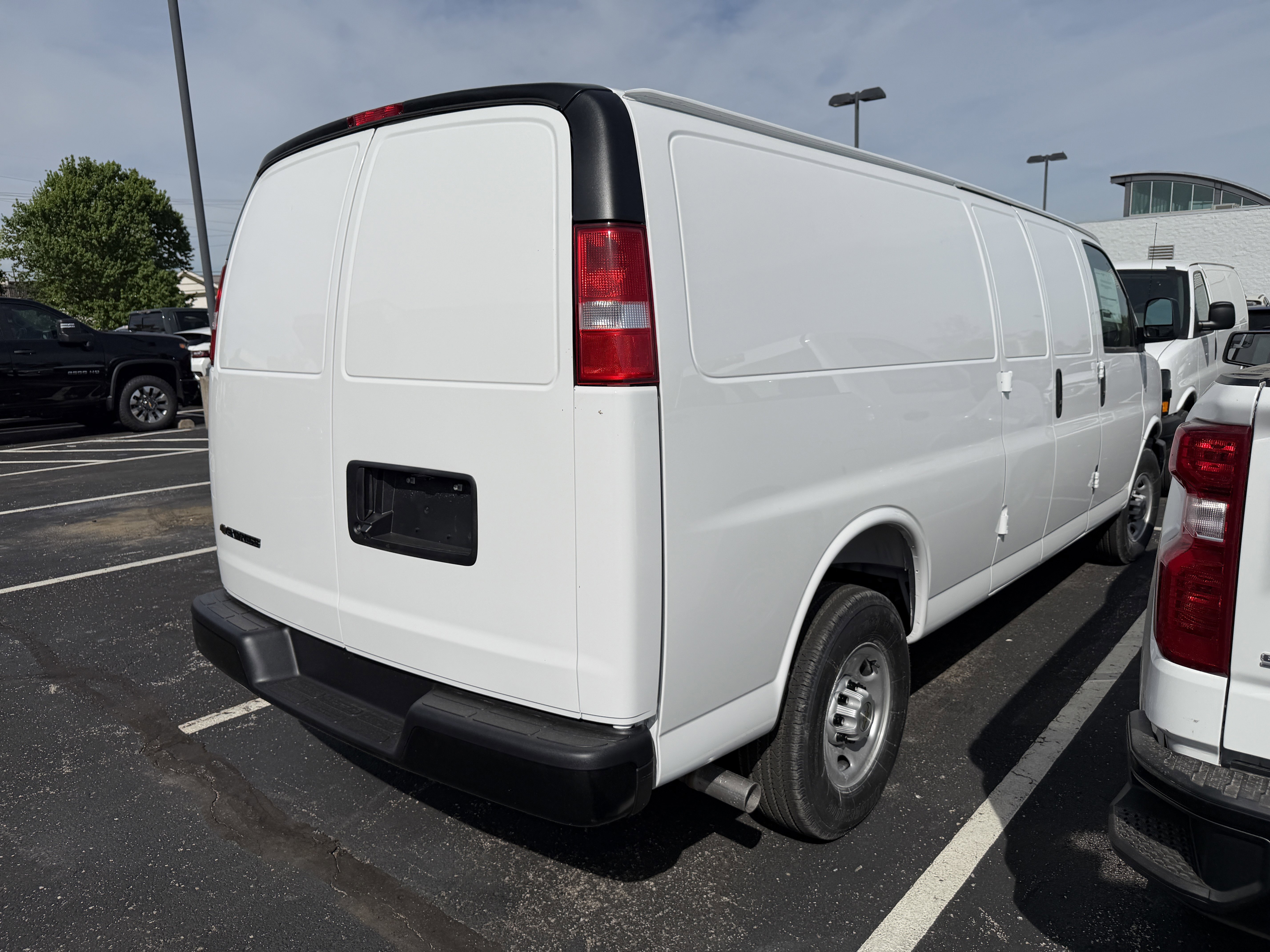 New 2026 Summit White Chevrolet 1WT image 7